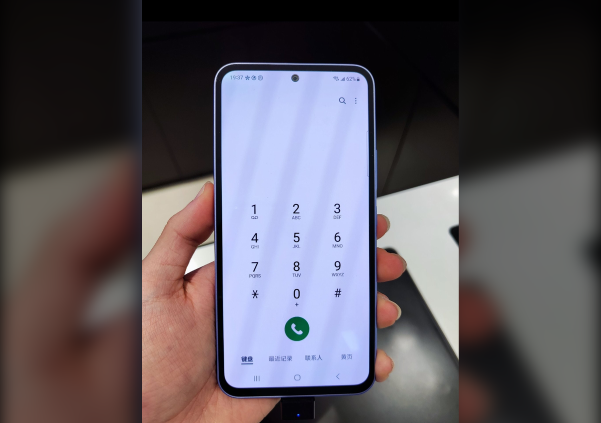    Вот так выглядят рамки Galaxy A54 на самом деле   
Twitter / UniverseIce