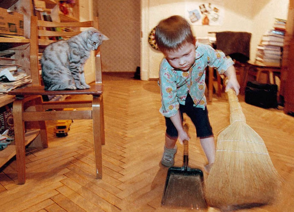 Мальчик помогает маме. Ребенок подметает. Уборка дома дети. Дети убирают в доме. Ребенок наводит порядок.