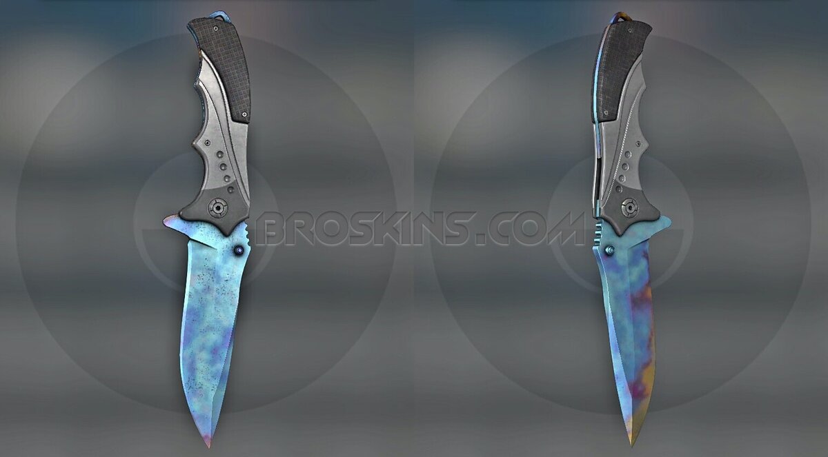 Nomad Knife Case Hardened Seed 55 показывает чистый и ярко-синий цвет на игровой стороне с фиолетовым пятном рядом с острием лезвия. Задняя сторона в основном синяя с золотым участком на краю лезвия.