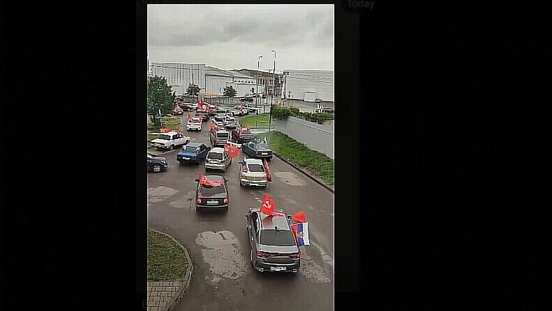     В Азове горожане устроили автопробег в честь Дня Победы, фото и видео с акции они публикуют в соцсетях.