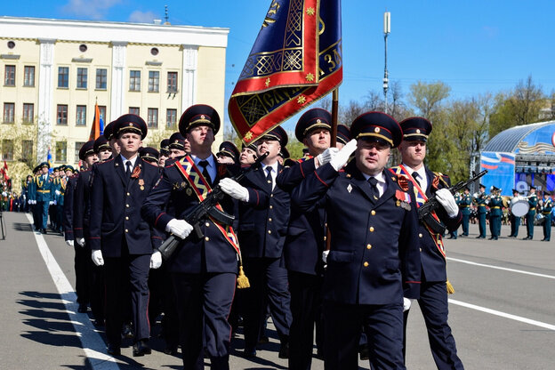    Парад Победы на Театральной площади в Кирове. Фоторепортаж