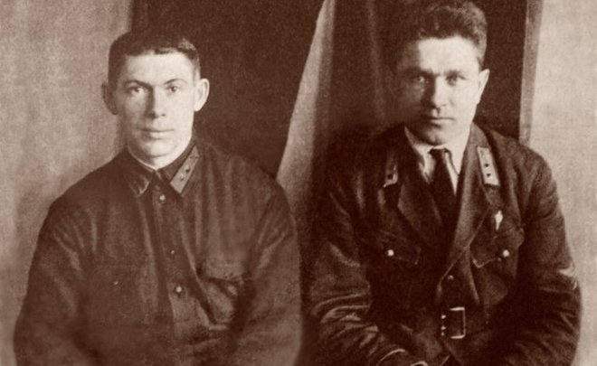 Фото: nic-pnb.ru (Николай Гастелло слева) 