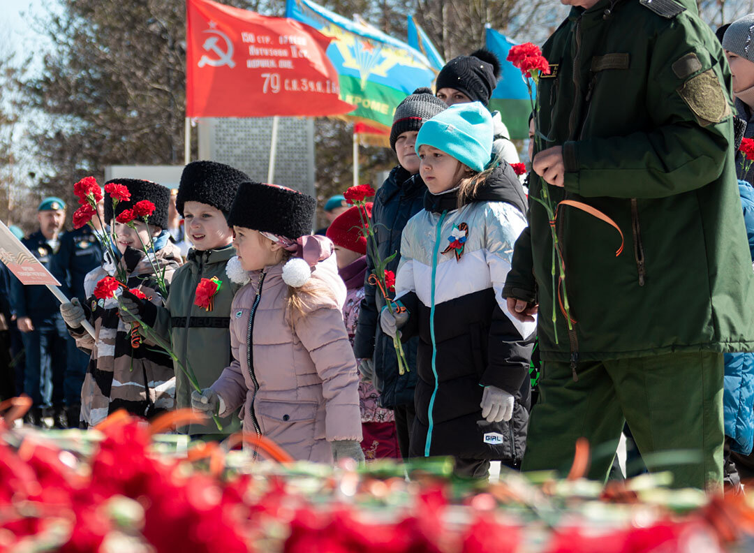 9 мая на площади Памяти очередь желающих отдать дань уважения защитникам Родины не иссякала в течение всего дня. Фото Анастасии Даниленко