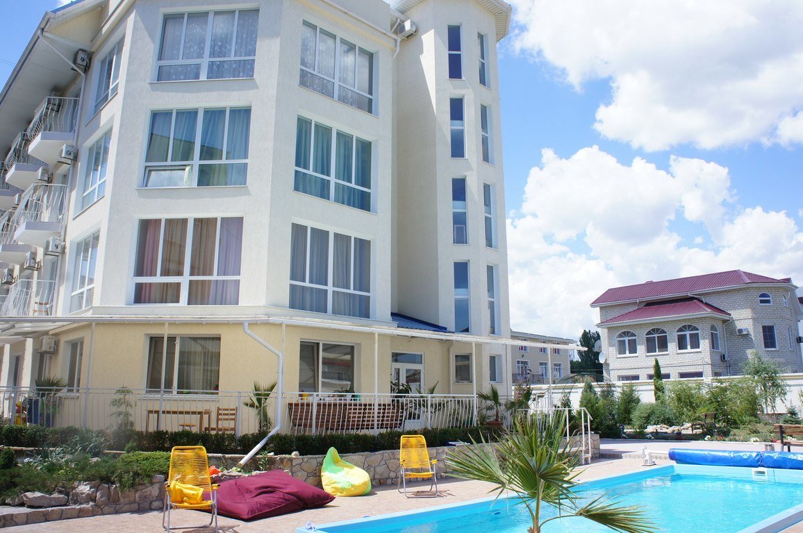 Корпус отеля Sun City в Феодосии