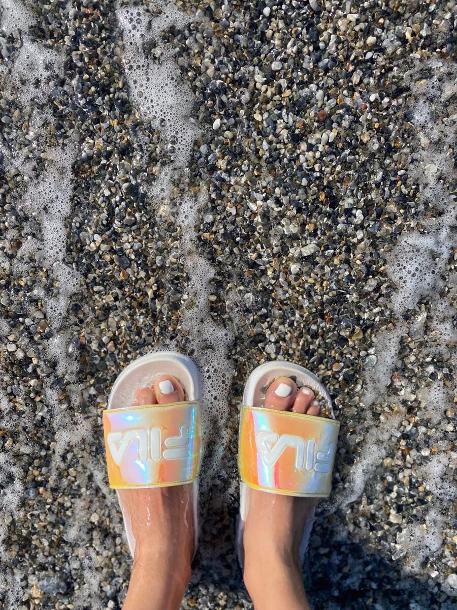 Песчаная галька на пляже