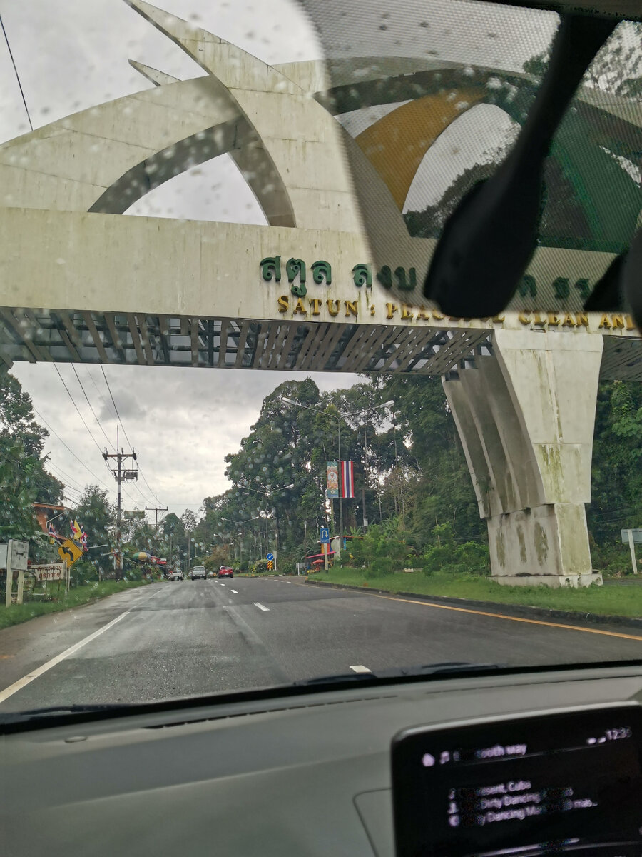 Мотаться на границу то ещё удовольствие. А сейчас ещё и взятки большие 