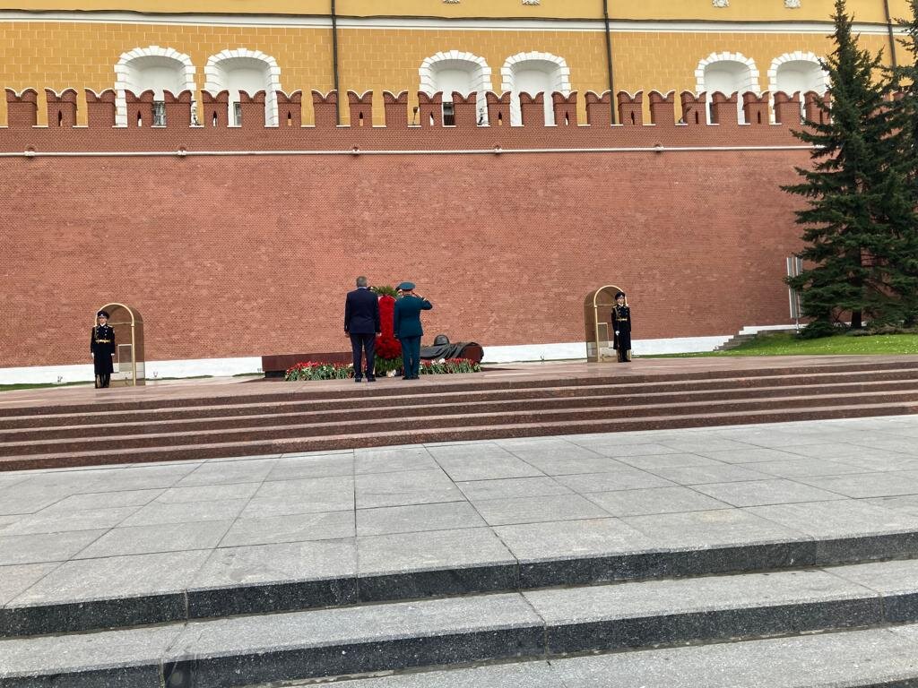 10 мая 2023 г. делегация Союза армян России возложила венки к Могиле Неизвестного Солдата у Кремлевской стены. Фоторепортаж. Видео