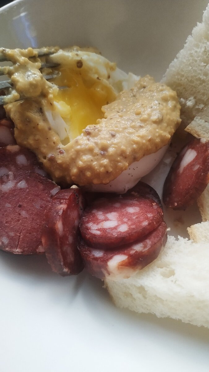 Готовый белок и жидкий желток 😋😋😋