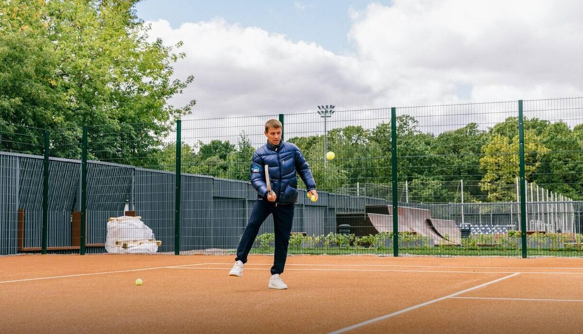 Спорт на вднх. Спортивная площадка. Упражнения на спортплощадке. Спортивная площадка в парке. Фотосессия на спортплощадке