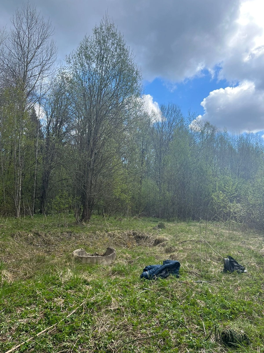 14 апреля в дежурную часть полиции поступило сообщение от жительницы города Чудово о том, что уже несколько дней её зять не ночует дома и не выходит на связь.

В рамках проверки данного сообщения, сотрудники уголовного розыска регионального УМВД совместно с местными коллегами опросили близких знакомых пропавшего мужчины.
Особое внимание оперативников привлек житель райцентра, с которым, по словам очевидцев, последний раз видели разыскиваемого. Кроме того, полицейские обнаружили у него вездеход «Каракат» со следами недавнего выезда в лес, однако внятно объяснить цель поездки чудовчанин не смог.

После этого полицейские несколько дней прочесывали лесной массив и продолжали работать с местными жителями, которые могли быть возможными свидетелями и очевидцами.
Днём 4 мая сотрудники уголовного розыска увидели в лесу канализационный люк, который был завален ветками. Открыв его, внутри полицейские обнаружили труп с многочисленными ножевыми ранениями. Экспертиза подтвердила, что тело принадлежит 43-летнему мужчине, о пропаже которого и заявляла его родственница.

В результате дальнейшей работы полицейские выяснили, что несколькими днями ранее погибший пришел к своему знакомому и его сожительнице. В ходе совместного распития спиртного, между мужчинами возник конфликт, в ходе которого 54-летний хозяин дома схватил нож и несколько раз ударил им гостя, после чего тот скончался на месте происшествия.

Перепуганная женщина выбежала из комнаты, а подозреваемый спрятал тело знакомого в целофан, погрузил его в «Каракат» и повёз в лес, где сбросил в колодец недалеко от реки Кересть.

По данному факту Чудовским межрайонным следственным отделом СУ СК России по Новгородской области возбуждено уголовное дело по части 1 статьи 105 Уголовного кодекса Российской Федерации.
Расследование продолжается.

Пресс-служба УМВД России по Новгородской области