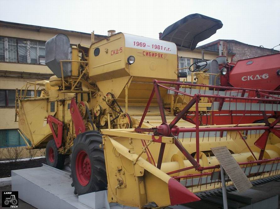Комбайн нива колос ск4. Комбайн скд 6. Комбайн "нива" и "сибиряк". Комбайн скд 6. Гусеничный комбайн скд-6р.