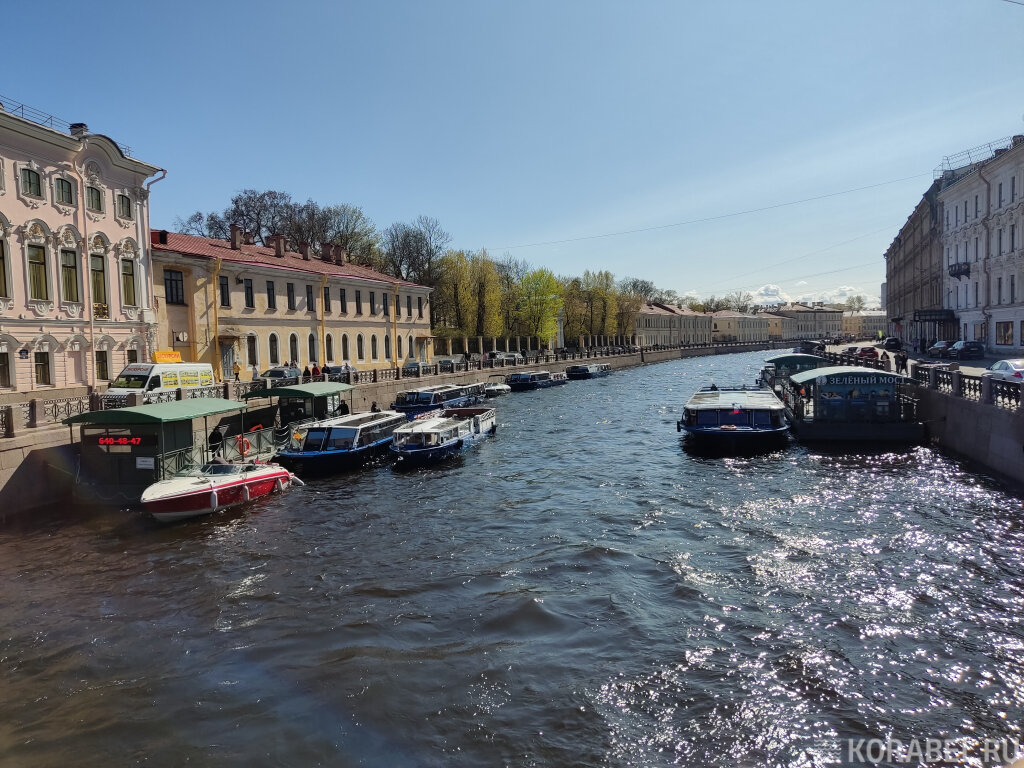 Холодная погода туристу не проблема, за бортом около +9 / Фото: Корабел.ру  📷
