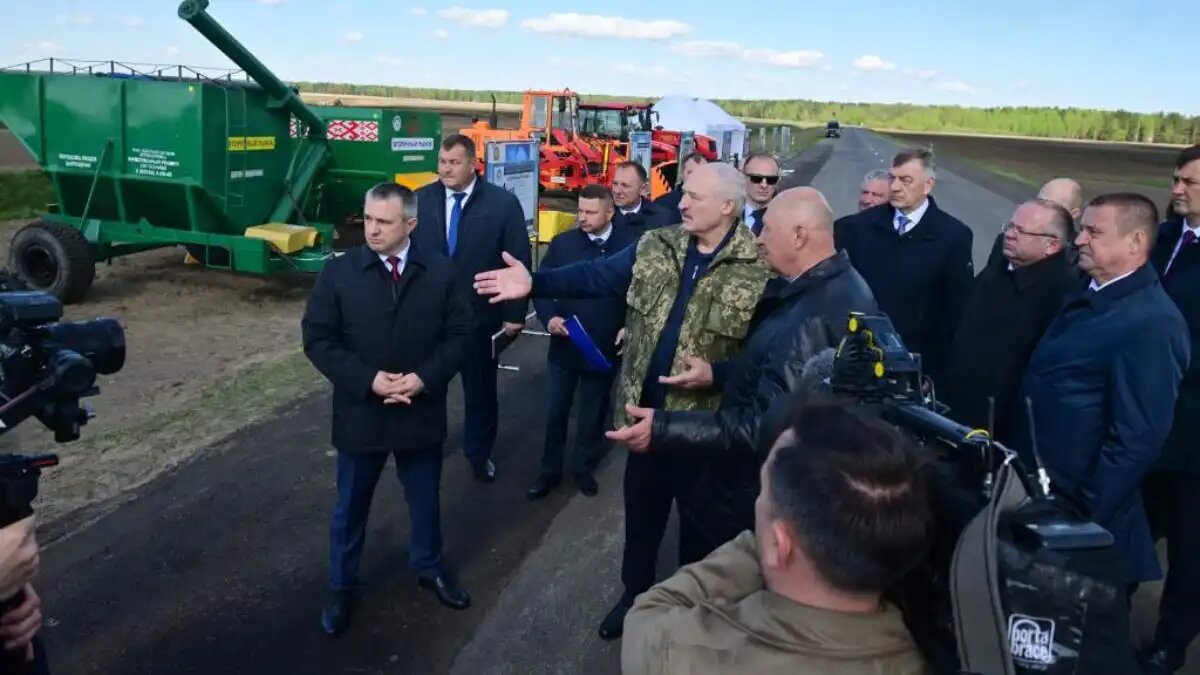  Президенту Республики Беларусь Александру Лукашенко были продемонстрированы образцы восстановленной сельхозтехники