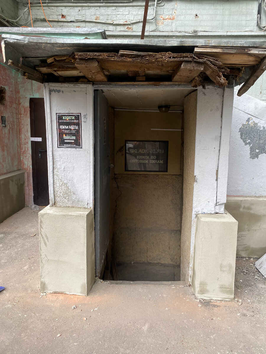 Такой вот весьма брутальный вход в магазин