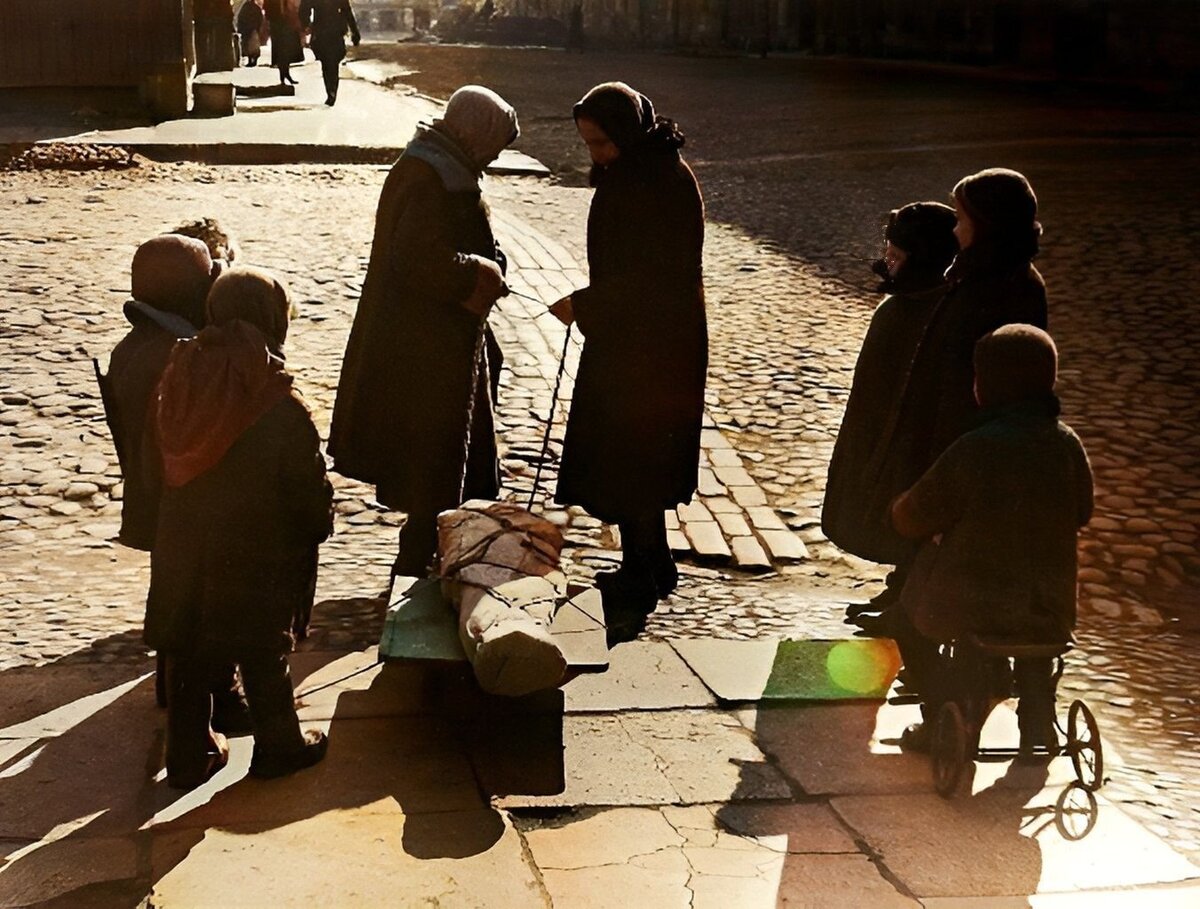 Блокада ленинграда зима 1941-1942. Качества ленинградцев. Блокадный ленинград фотохроника. Блокадный ленинград зима 1942. Качества ленинградцев.