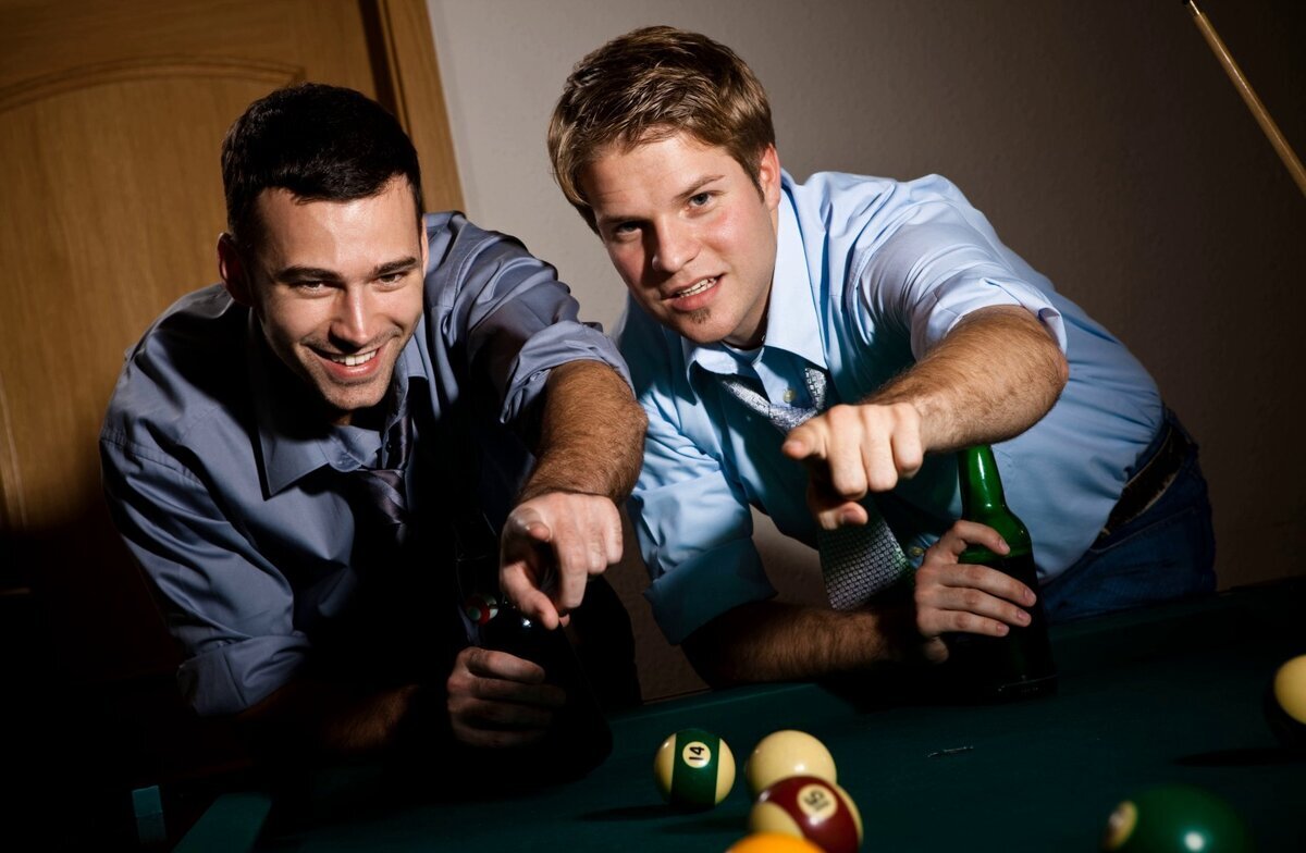 веселые люди в баре. люди в баре. друзья парни. друзья жениха. два друга.