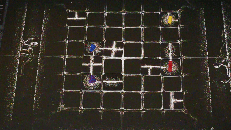 "Пример перемещения красного игрока. Он перемещается на освещенный до этого тайл, выкладывает новые плитки в тех проемах, которые начинает освещать. Плитка со стартовой локацией превращается в яму, а плитка с прямым проходом уходит с игрового поля, так как свет на нее больше не падает."