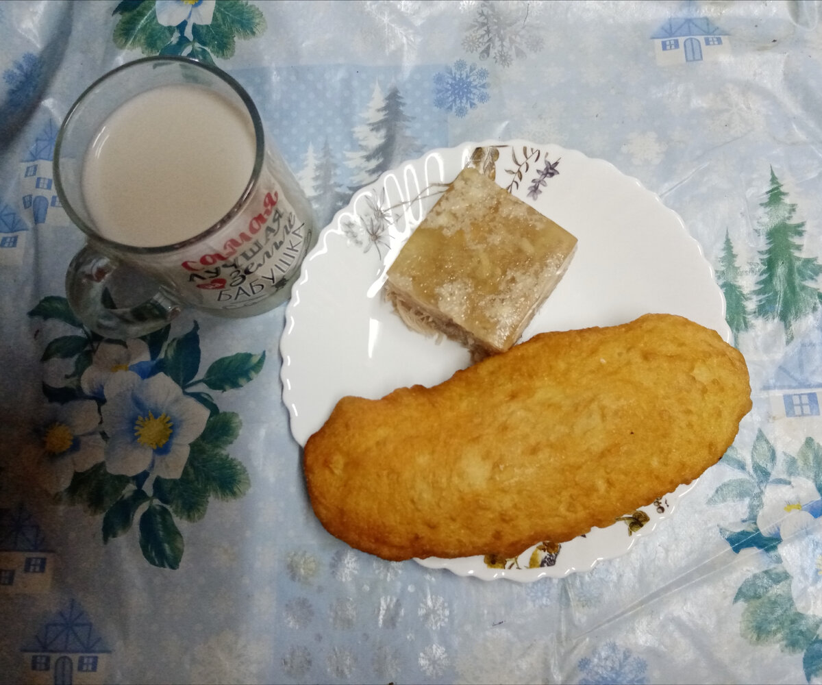 Кефир, студень с курицей и пирожок с картошкой.