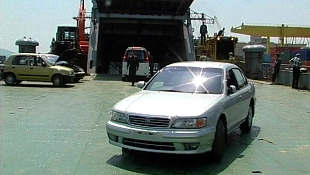 В порту Владивостока-2003. Идет разгрузка очередного парома из Японии. Фото Алексея Савина