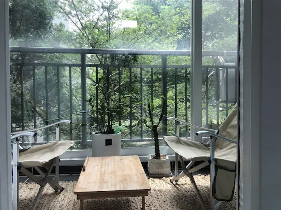 Вид из единственного окна на балконе.