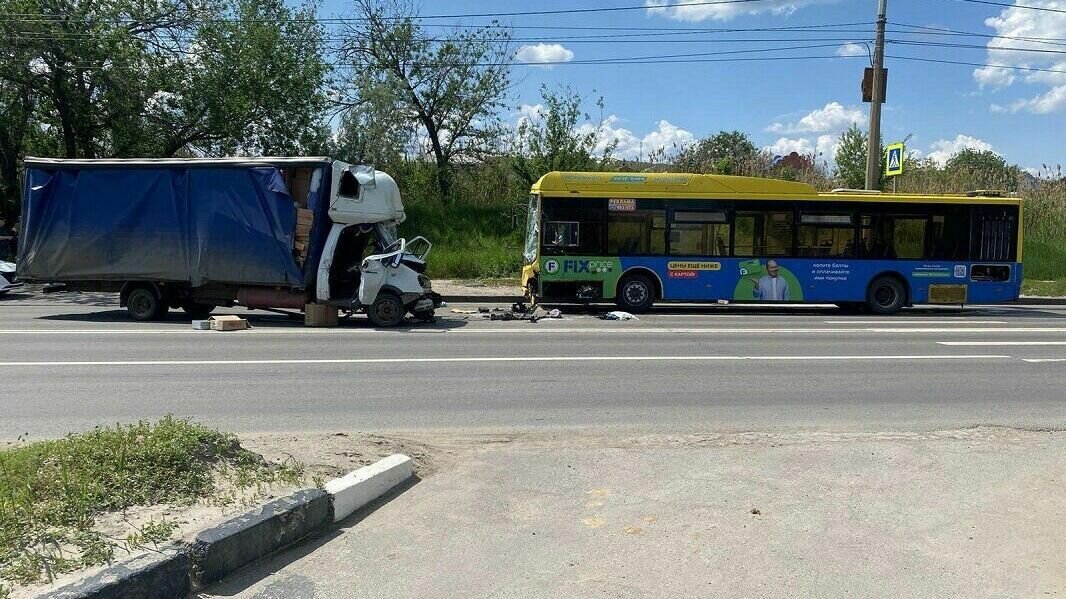     Глава Следственного комитета России Александр Бастрыкин поручил волгоградским коллегам подготовить доклад об обстоятельствах ДТП в Кировском районе. В столкновении фургона и автобуса пострадали 5 человек, сообщает региональное СУ СКР.