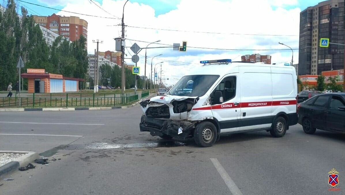     В Волжском машина скорой помощи на скорости подбила Toyota Camry сегодня утром. К счастью, в ДТП никто не пострадал, сообщает региональное ГУ МВД.