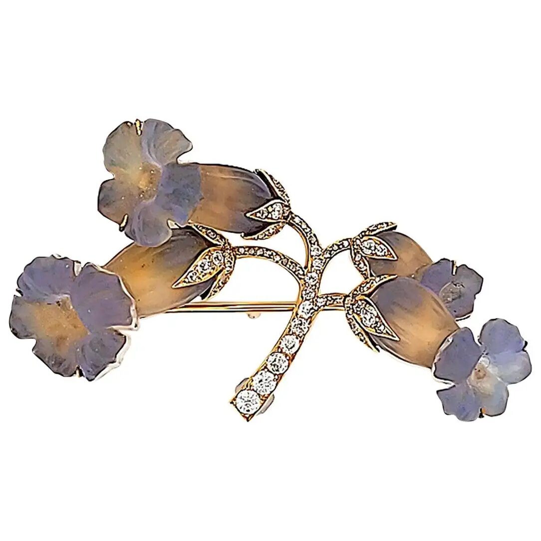 Брошь Rene Lalique Art Nouveau с опалом, стеклом и бриллиантовым цветком.