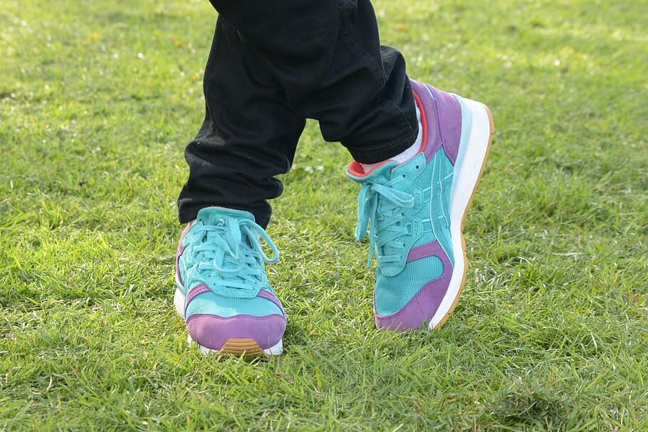 https://p0.piqsels.com/preview/9/622/359/shoes-standing-sneakers-trainers.jpg