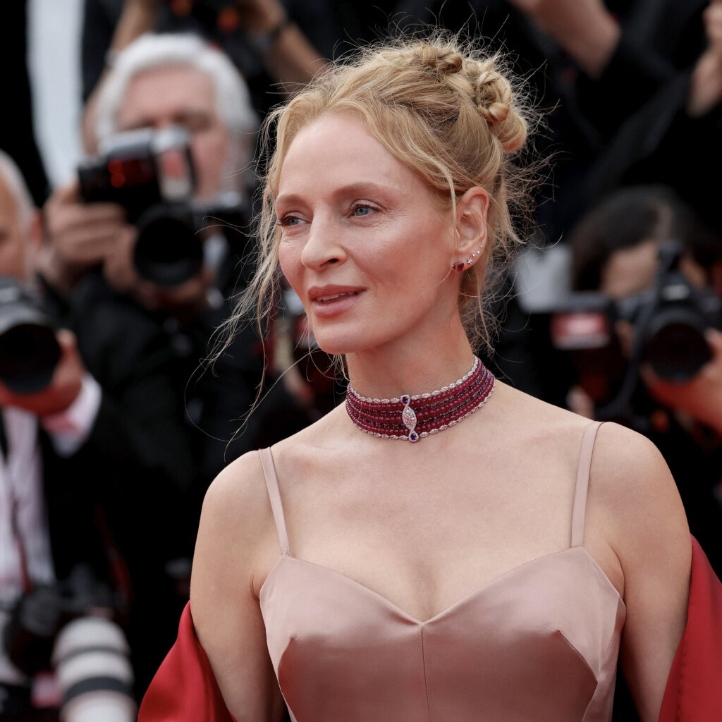 Ума Турман в чокере Red Carpet из «этичного» золота с рубинами (223.89к), бриллиантами (32.54к) и аметистами (23.91к); в серьгах Haute Joaillerie из белого золота с рубинами и бриллиантами и кольце Precious Lace из белого золота с бриллиантами, все Chopard