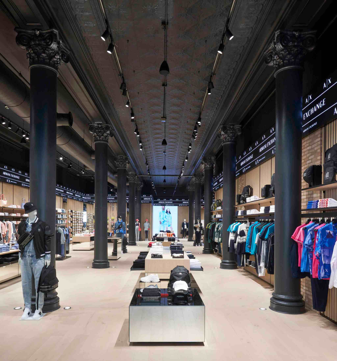    Armani Exchange открыл новый флагманский магазин в Сохо (фото 2)