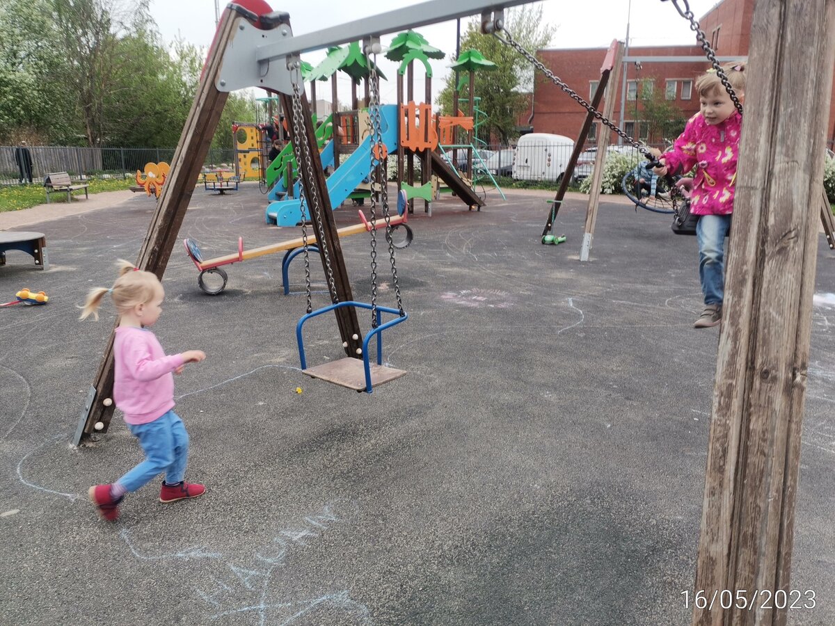 Найдите Агнию. 😃 Агния у нас барышня самостоятельная. Убежала от бабушки, мимо дома, на площадку. И качалась на качели.