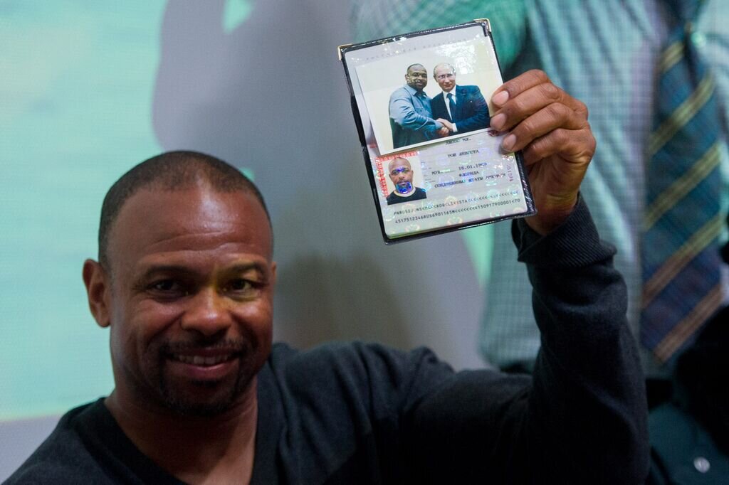 У тебя под обложкой паспорта лежит СНИЛС, а у Роя Джонса вот что. Фото в свободном доступе