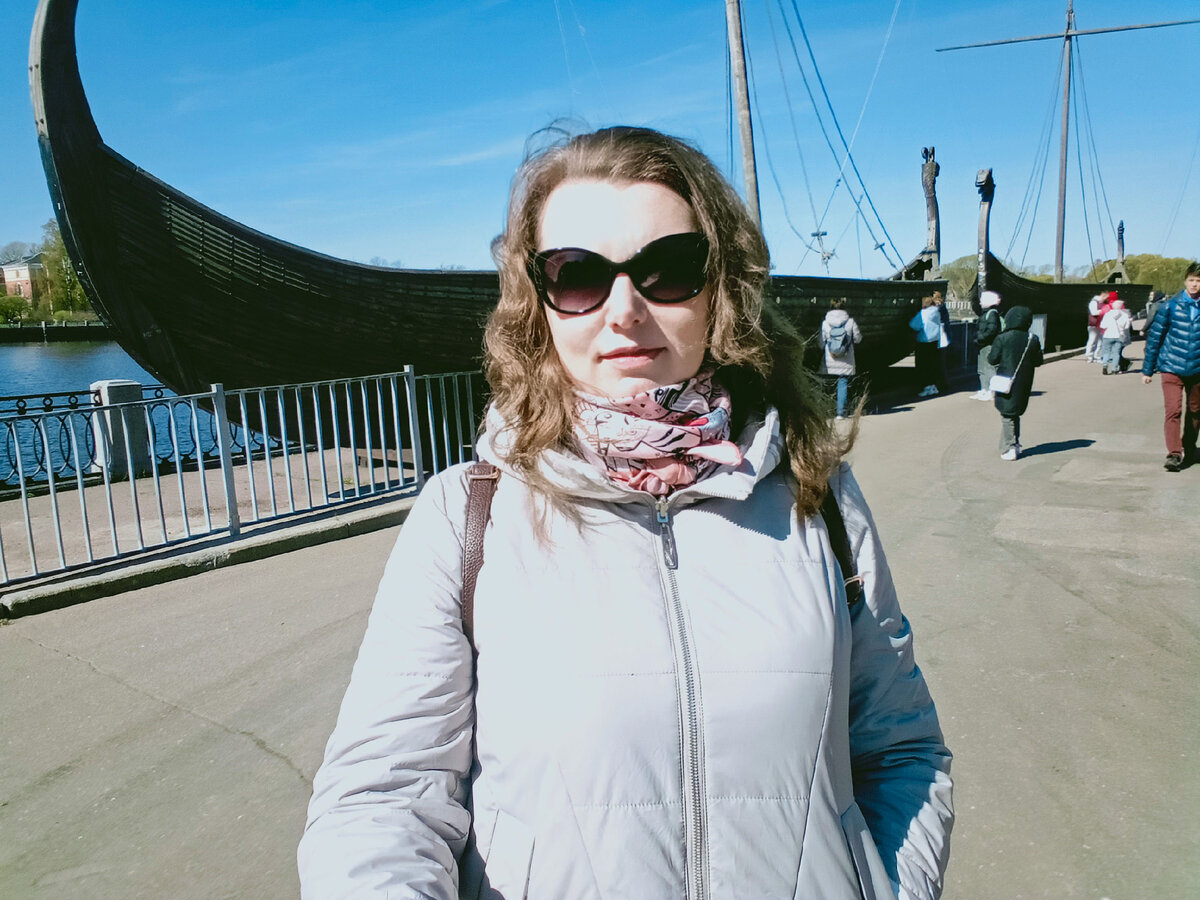 Как эти драккары появились в Выборге? В 1983 году режиссер Станислав Ростоцкий совместно с норвежской кинокомпанией приступил к съемкам фильма по повести Юрия Вронского «Необычайные приключения Кукши из Домовичей». Действие фильма происходит в 9 веке, в эпоху викингов, и по сюжету нужны были корабли. Найти предприятие, на котором могли построить 24-метровые деревянные ладьи, было не просто, но в итоге два драккара были заказаны Петрозаводскому судостроительному заводу «Авангард».  