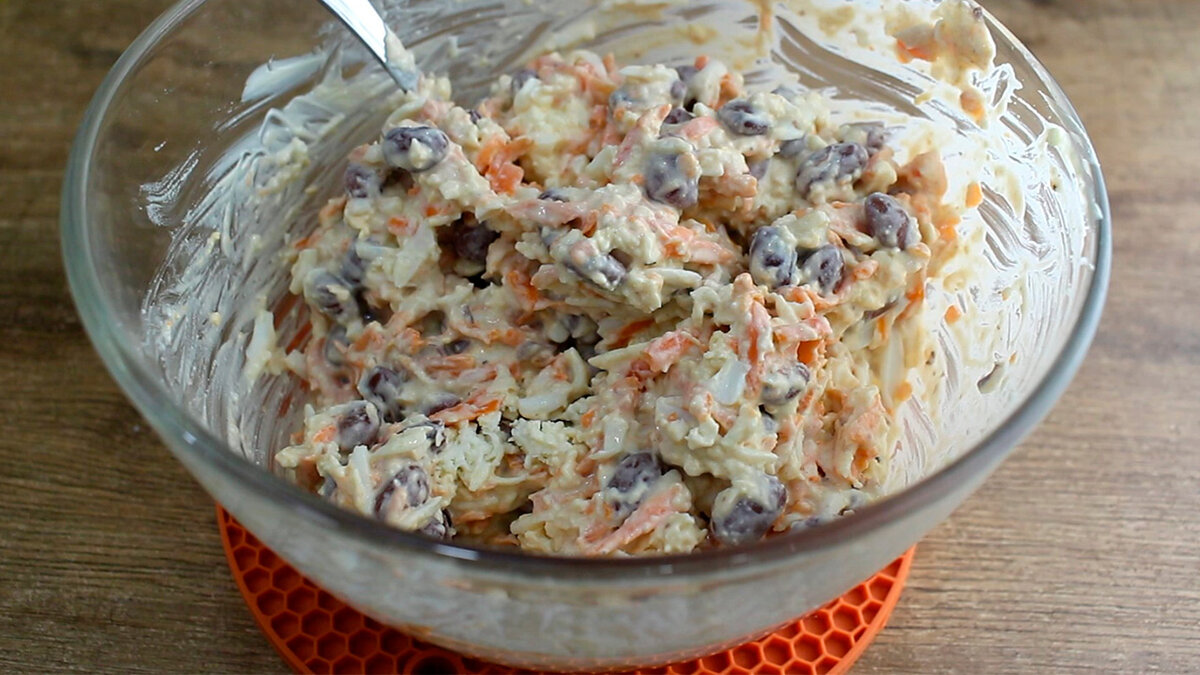 Готовлю его каждую неделю: беру банку фасоли и делаю вкусный салат, рецепт простой, без возни (наш ходовой салат на каждый день)