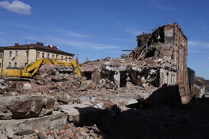 Экскаватор сносит здания в квартале Сета Солберга, 2013 г. Источник: ЖЖ «На выборгских развалинах»