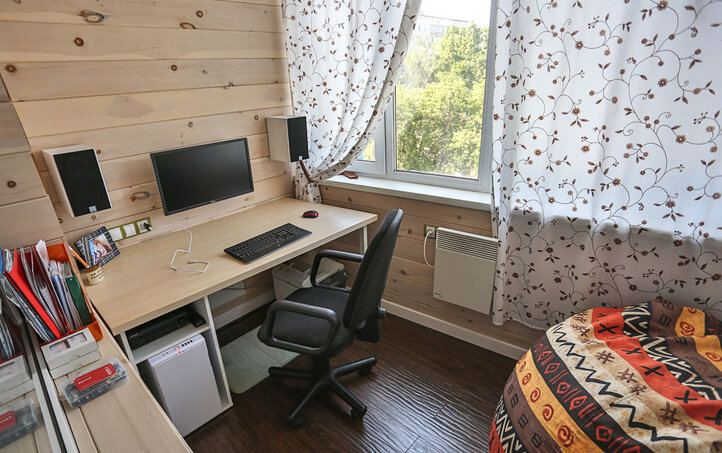Семья превратила свой балкон в настоящий офис, где можно работать круглый год. Благодаря радиаторам здесь тепло даже суровой сибирской зимой  