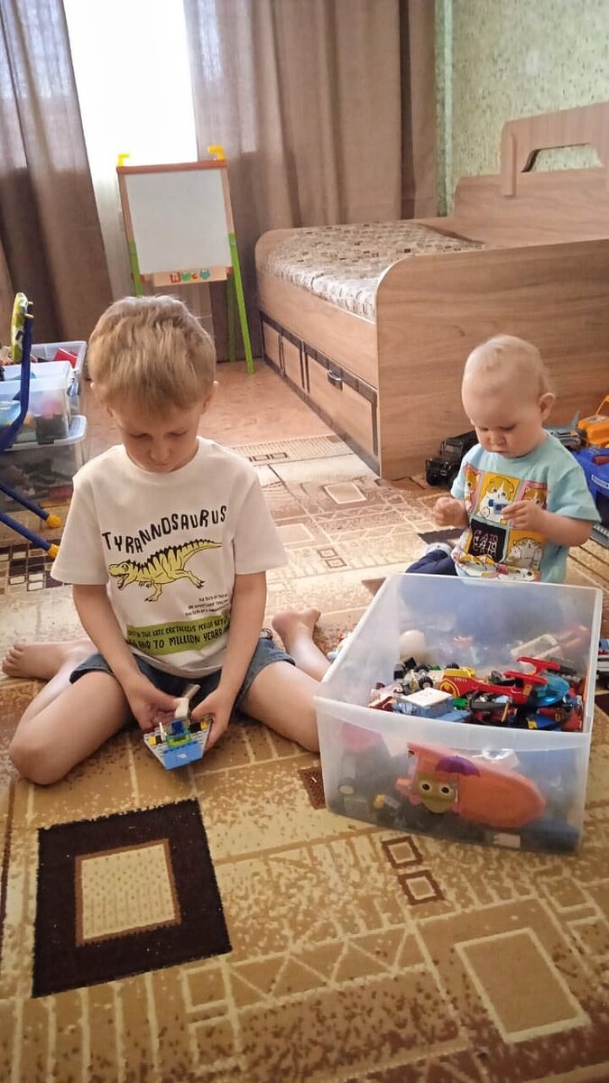 Вот та самая футболка у Андрея. Любовь к динозаврам все еще не проходит. 