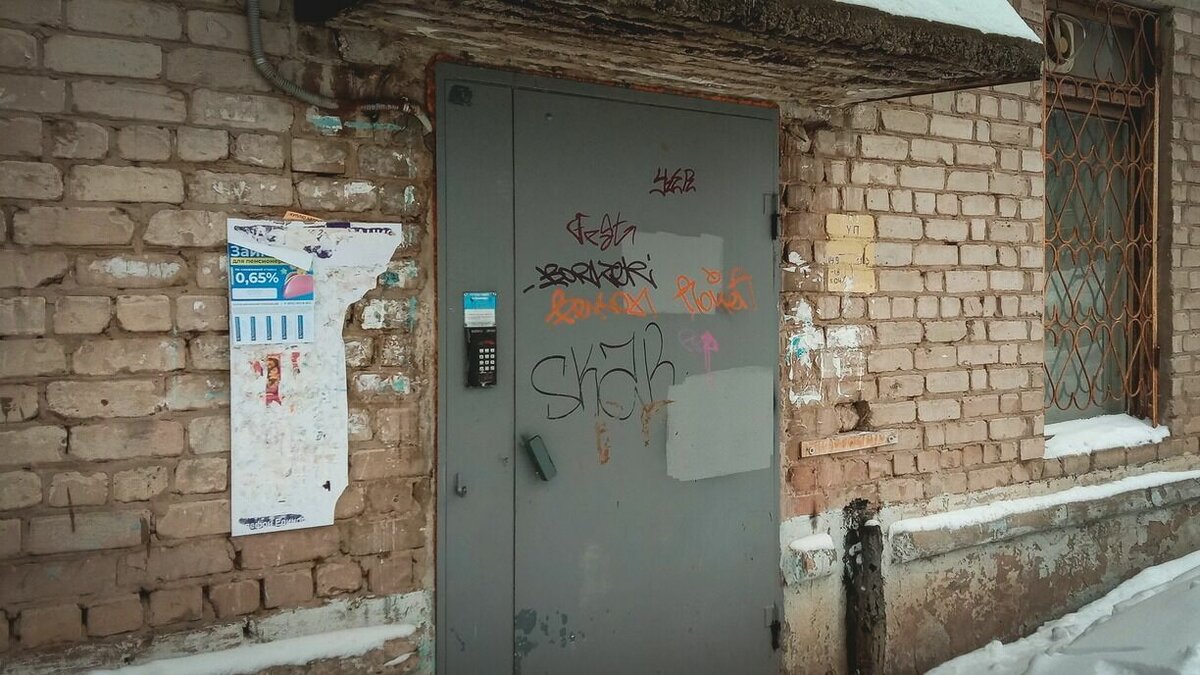     В подъезде жилого дома по адресу Острякова, 3 во Владивостоке обрушился подъездный козырёк. Об этом сообщает «Комсомольская правда».