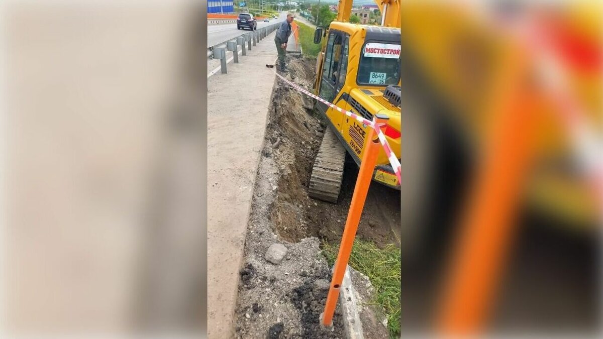     В Минеральных Водах из-за дождя оказалась повреждена пешеходная зона на новом путепроводе, сообщили в администрации горокруга.