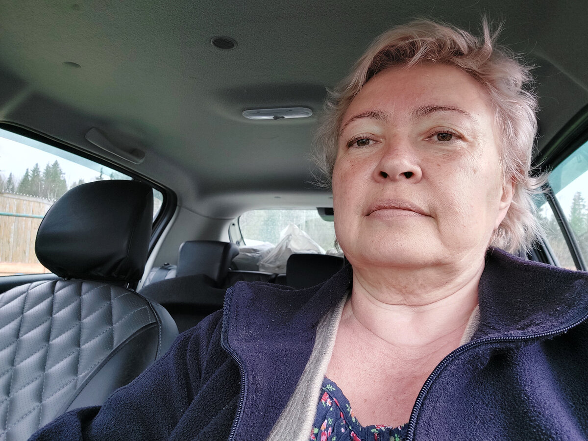 Сижу за рулём машины, учусь водить. Извините за вид: костюм садовода.