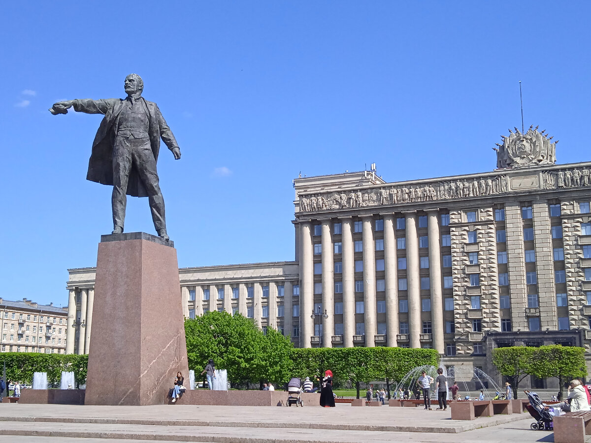 Памятник Ленину, проходили мимо