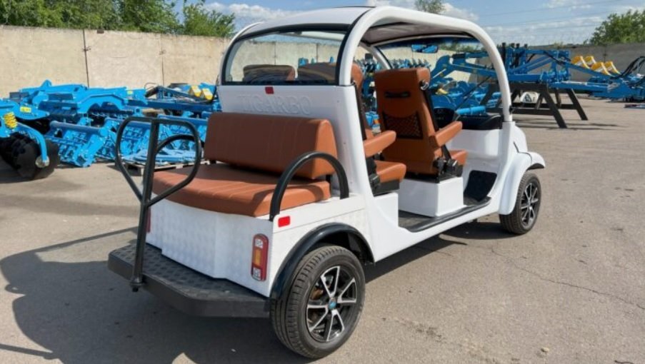     Условия для пары задних пассажиров можно назвать спартанскими