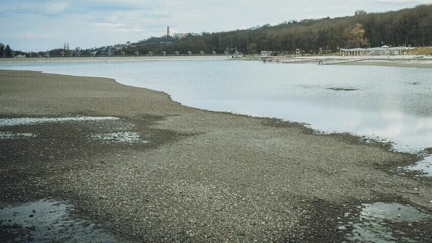     Сейчас уровень воды в реке составляет 73 сантиметра над уровнем поста, за последние сутки он упал на 6 сантиметров. Дождей в ближайшем будущем не ожидается, а значит Тура вполне может переплюнуть исторический минимум в -79 сантиметров.