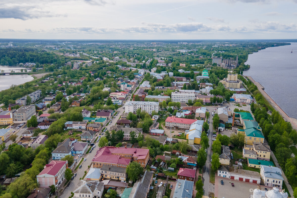 Центр Кинешмы с трех сторон окружен водой