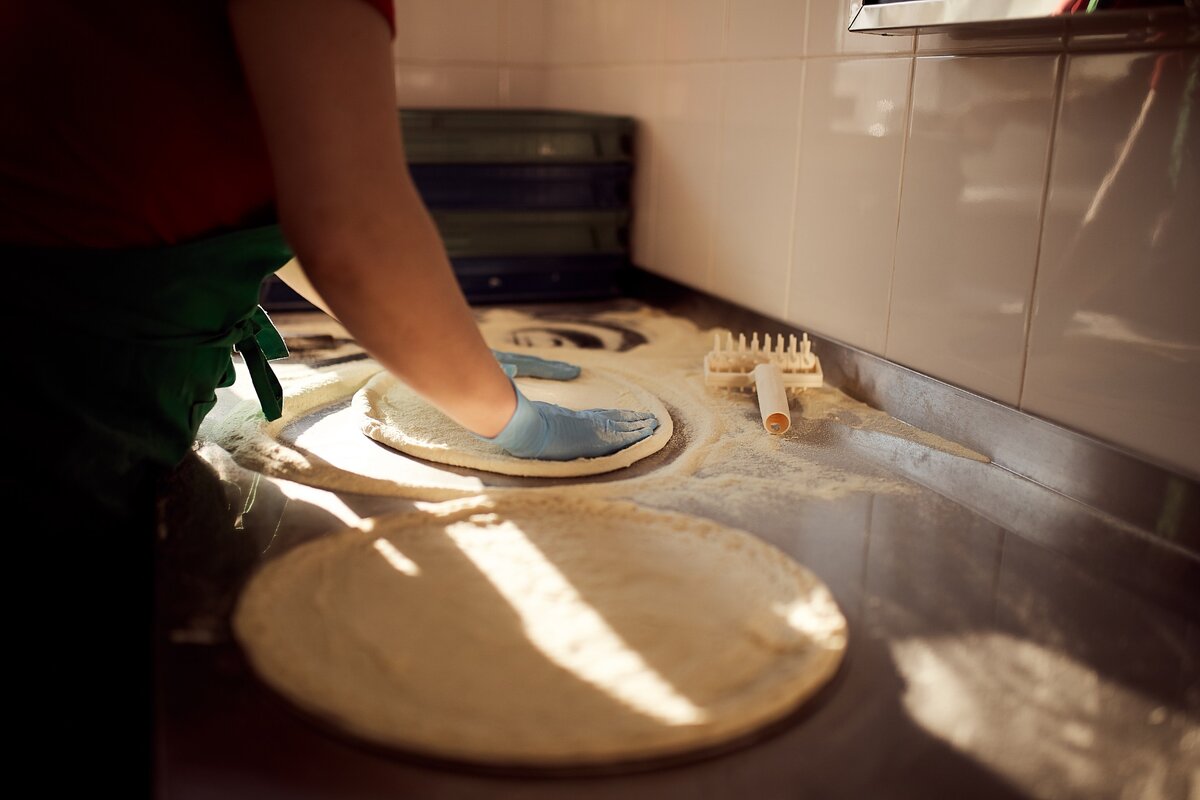 При раскатке плюшки мы используем манную крупу, что придает неповторимый хруст готовой корочке.