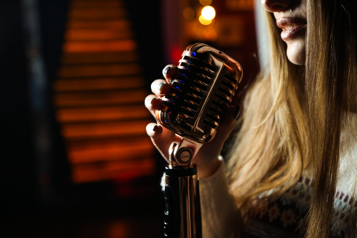 <a href="https://ru.freepik.com/free-photo/side-view-woman-singing-microphone_9521259.htm#query=%D0%BA%D0%B0%D1%80%D0%B0%D0%BE%D0%BA%D0%B5&position=29&from_view=search&track=sph">Изображение от stockking</a> на Freepik