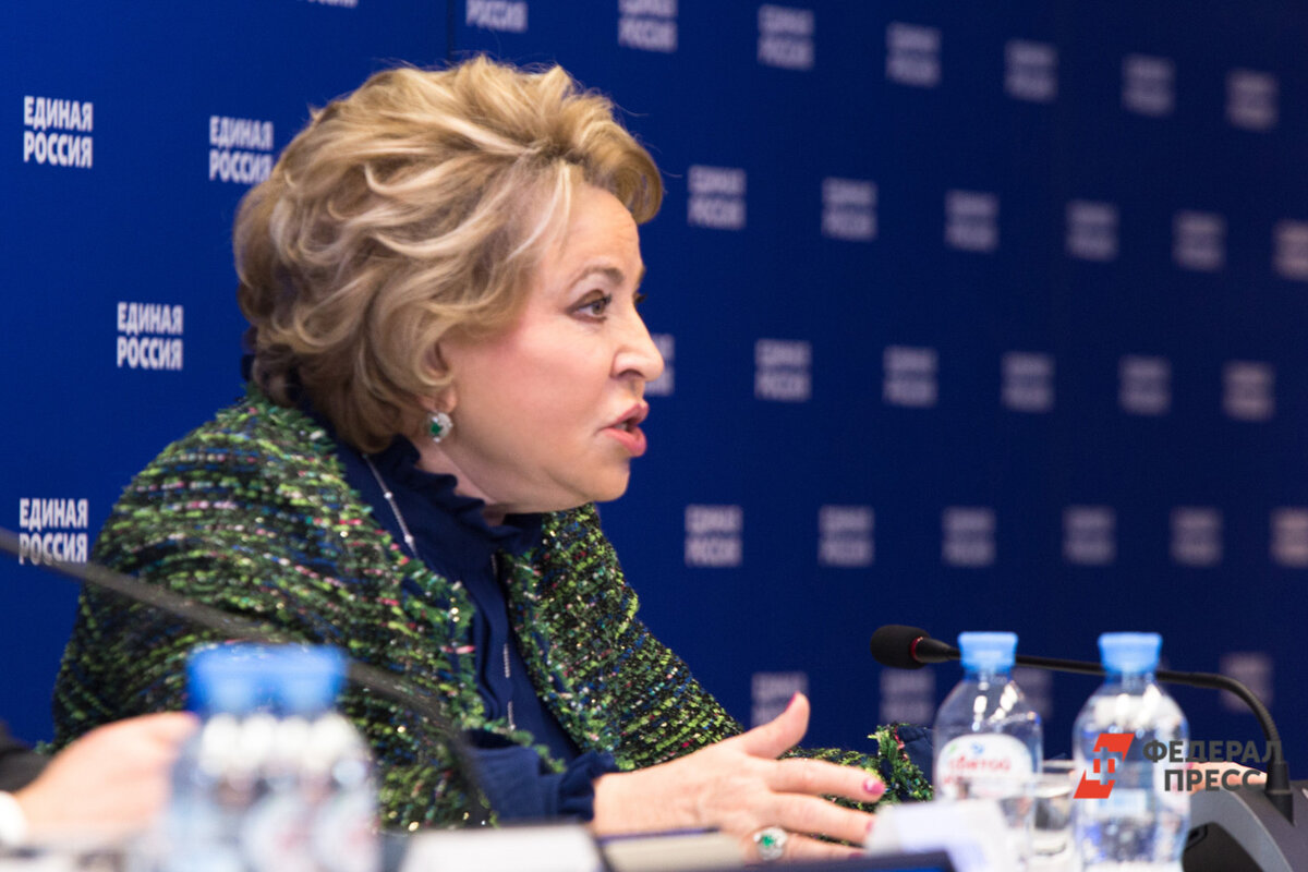 Валентина Матвиенко передала тюменскому губернатору целую папку с проблемными вопросами из соцсетей.  Фото: Елена Сычева