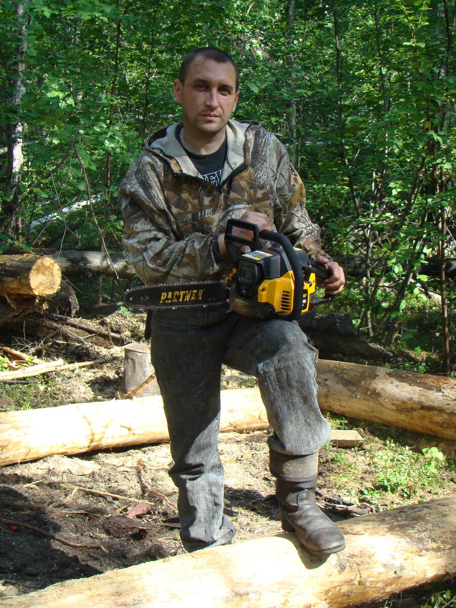 Автор с пилой "Partner" на строительстве зимовья в тайге 15 лет назад.