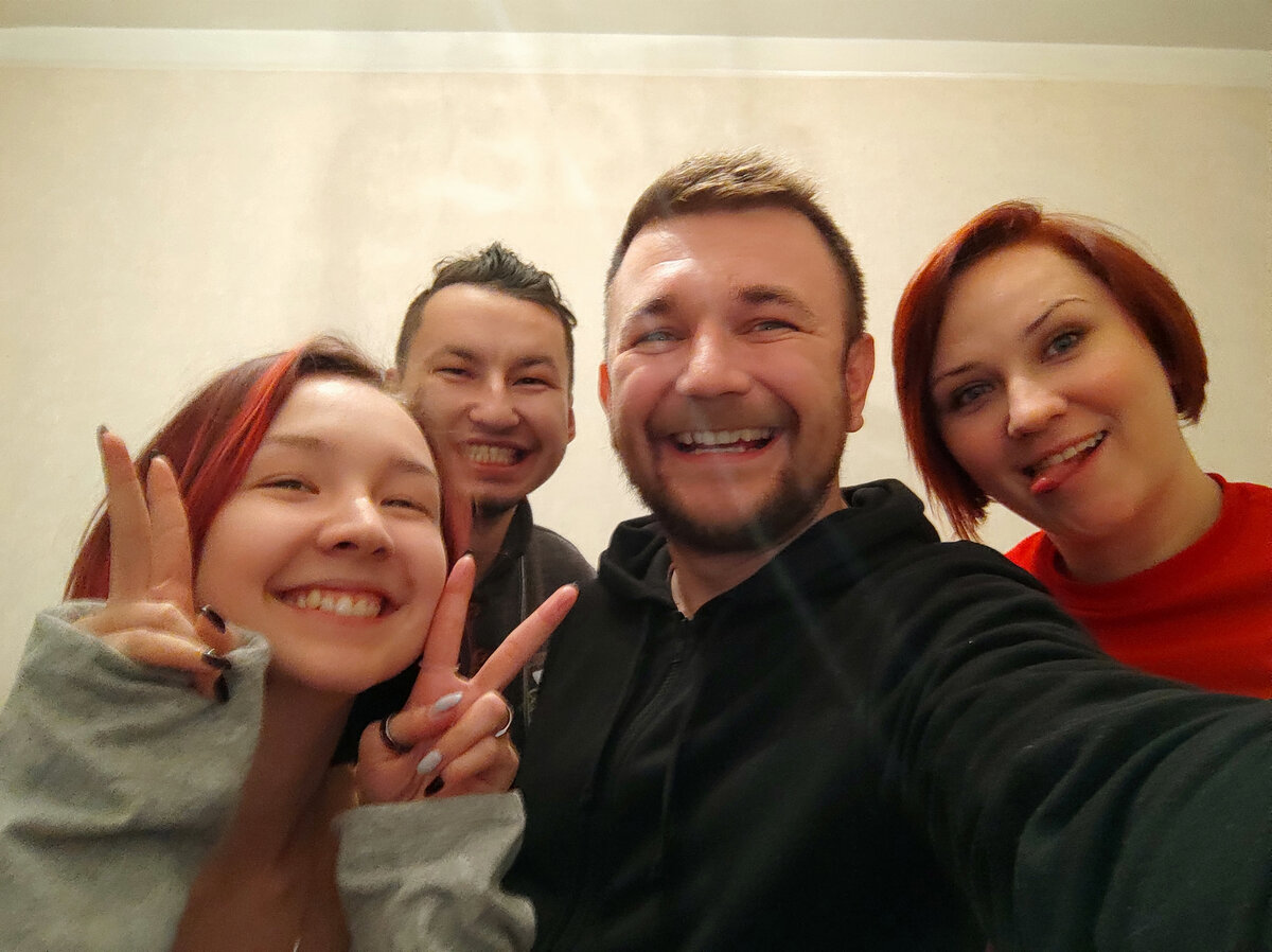 Последнее фото из Ташкента, мои друзья пришли меня проводить, Алена, Нурлан, Настя. Всех люблю!