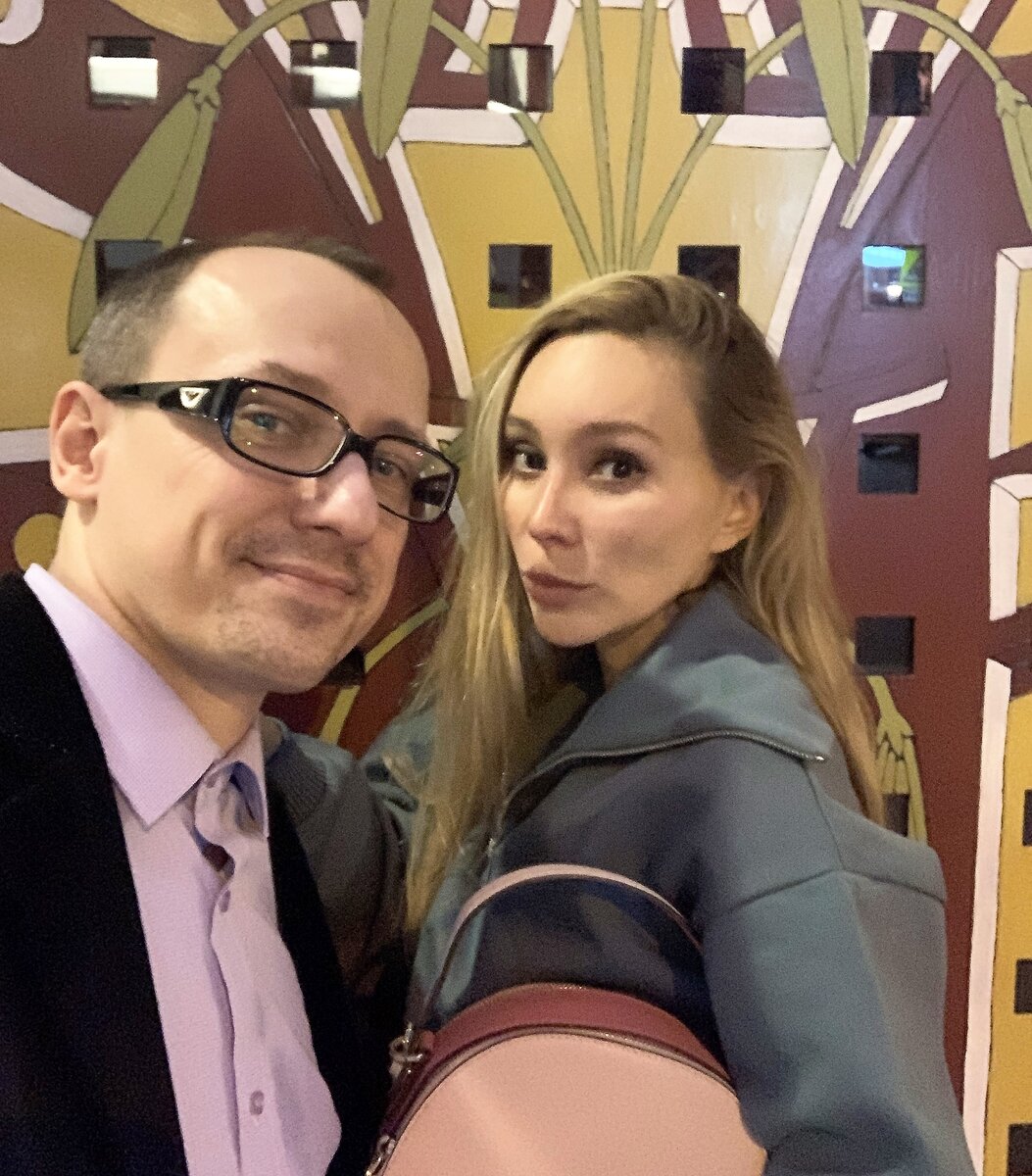 У дверей в ресторан T1